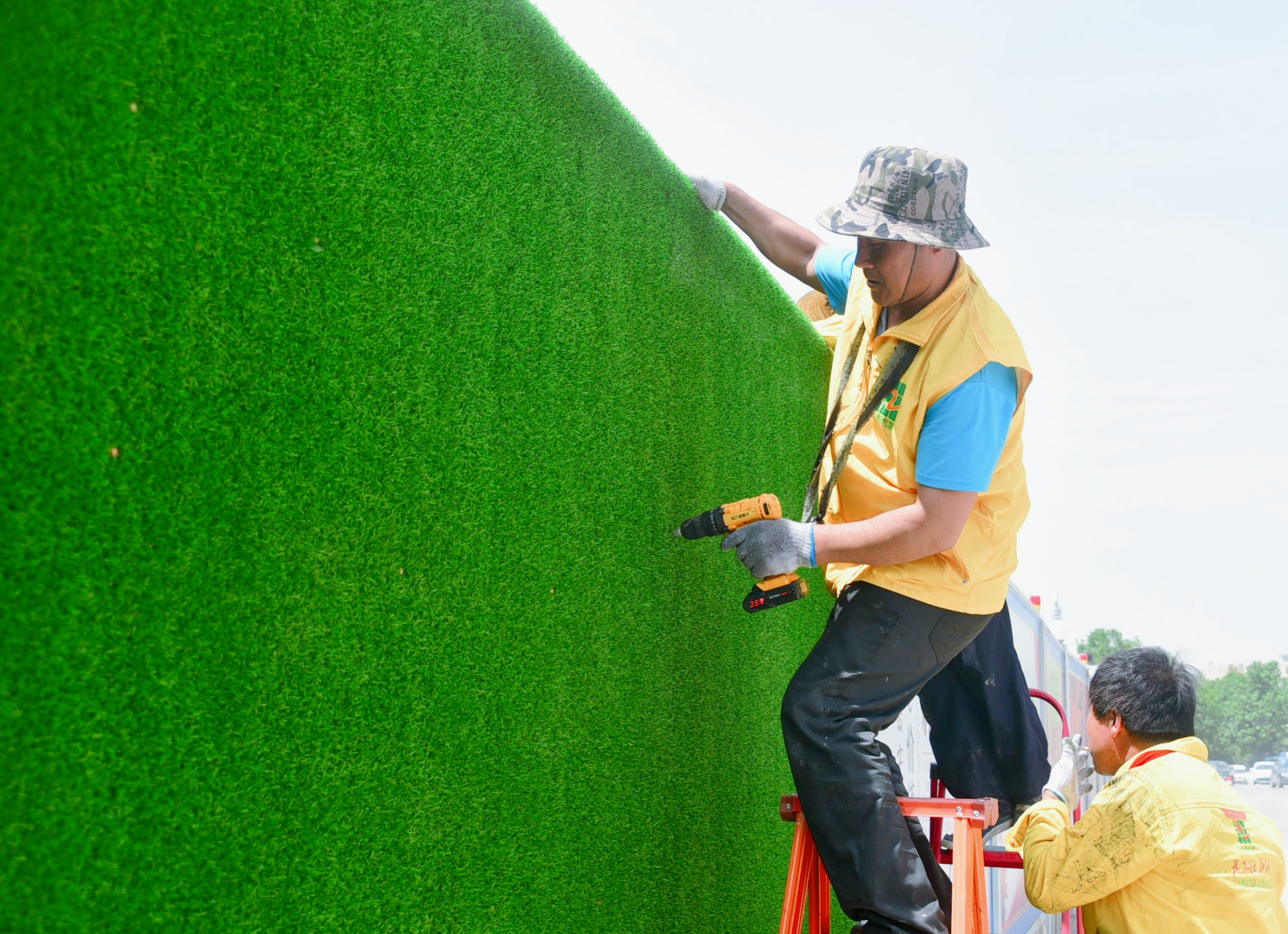 Hierba artificial del precio barato de la fábrica el 10MM de Jiangsu para la decoración comercial