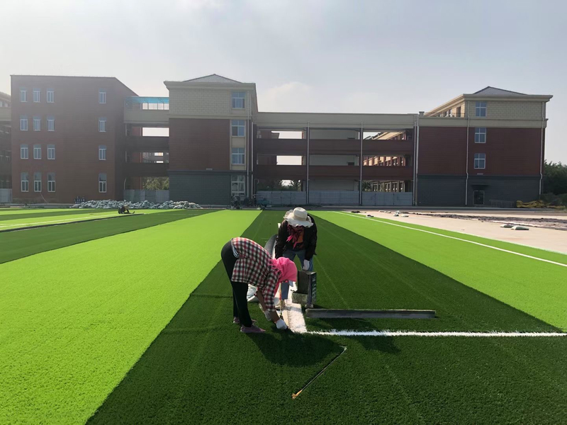 Césped sintético de relleno en forma de S para campo de fútbol sala