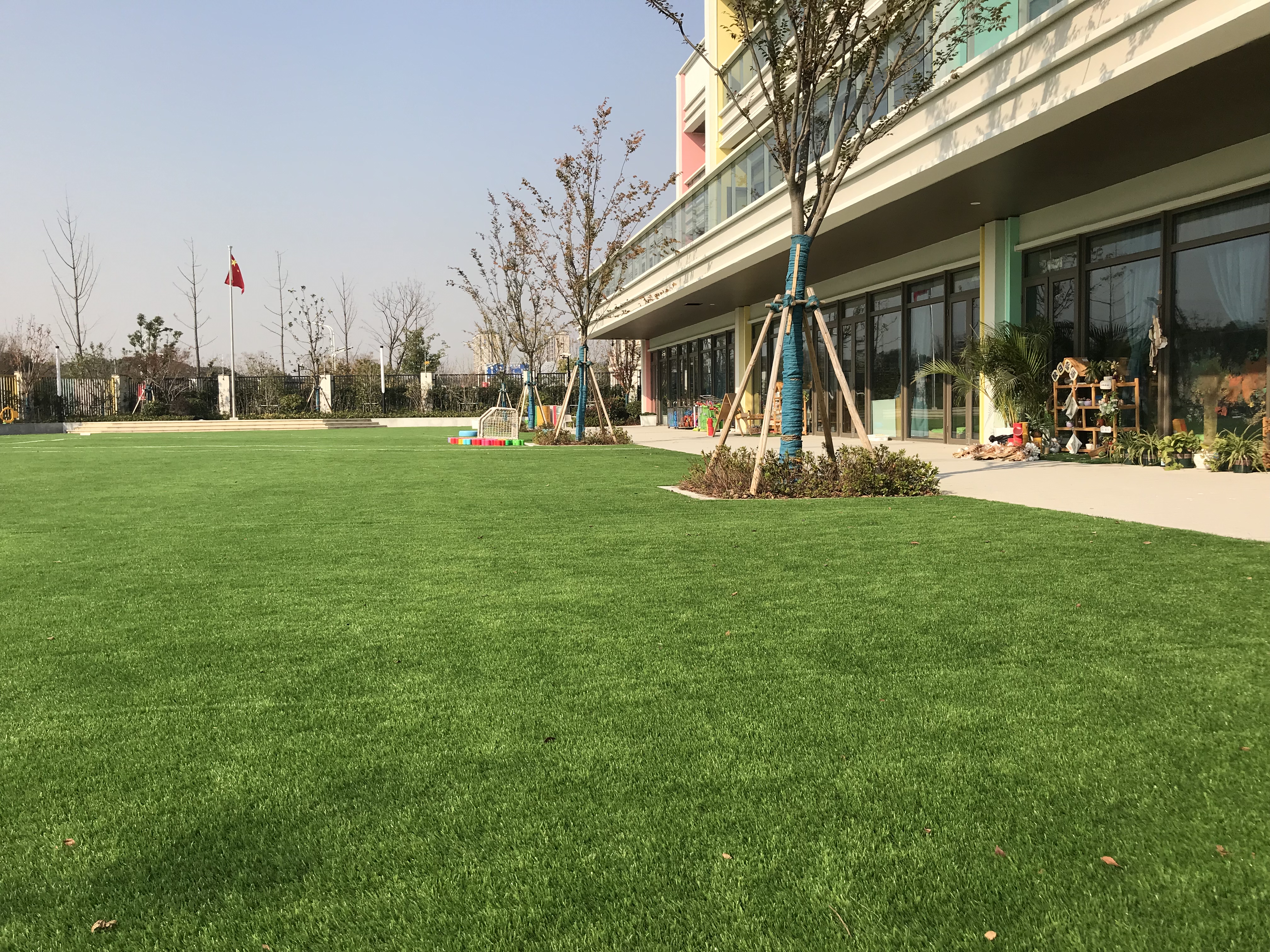 Césped artificial de fácil mantenimiento para jardín suministrado por una fábrica de césped artificial en China 