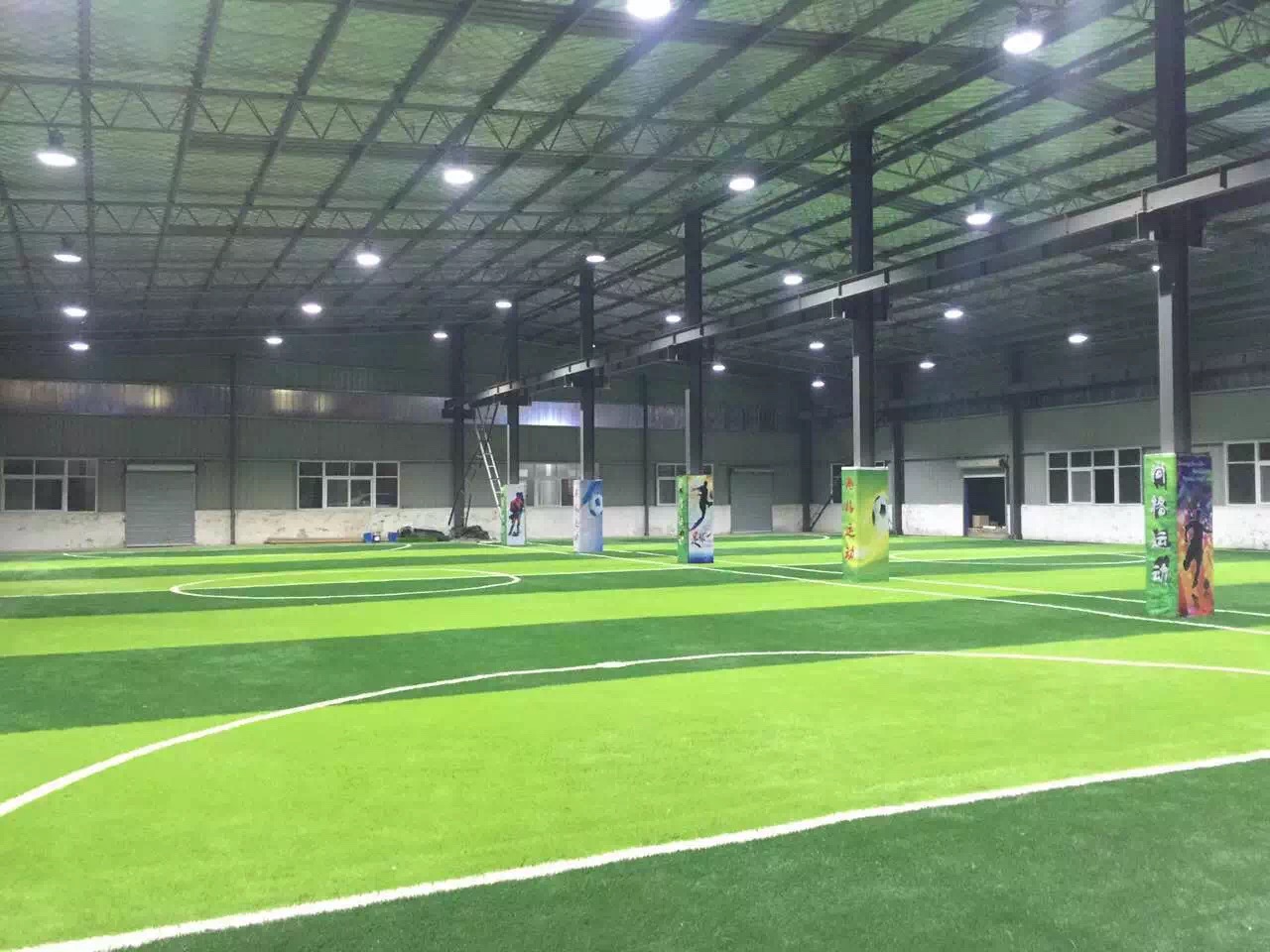 Césped artificial de la instalación fácil del servicio para todo clima de la venta caliente para el mini campo de fútbol